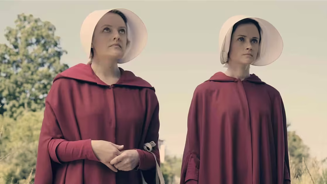 Elisabeth Moss and Alexis Bledel in The Handmaid's Tale (2017) as June Osborne or Offred and Emily Malek