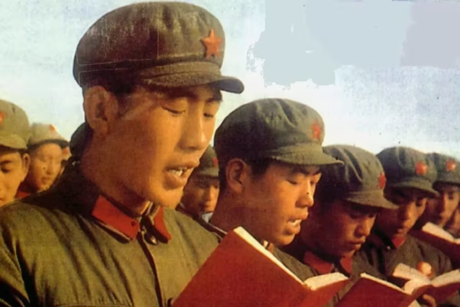 Red Guards reading Maos Quotations from Chairman Mao Tse Tung The Little Red Book