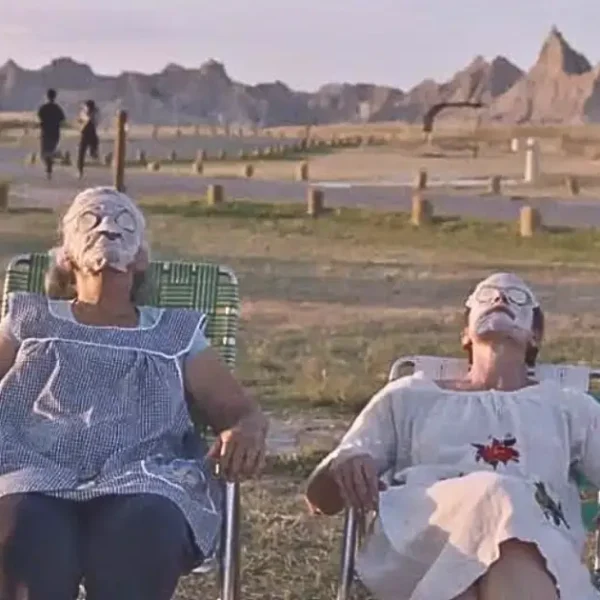 Nomadland 2020 Review: Honest Film Analysis & Emotional Impact